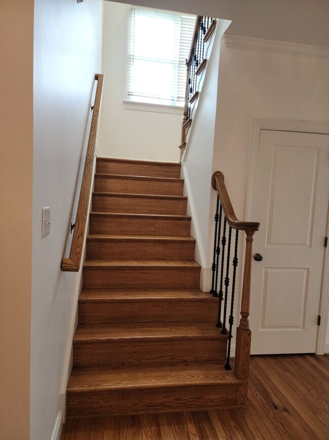 Building Photo - Stunning Luxury Home with 5 Bedrooms and 5...