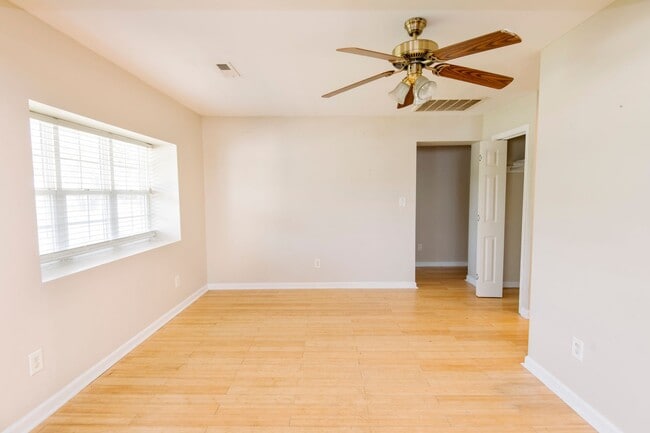 Building Photo - 3 Bedroom Home with Spacious Back yard Close to NCSU!