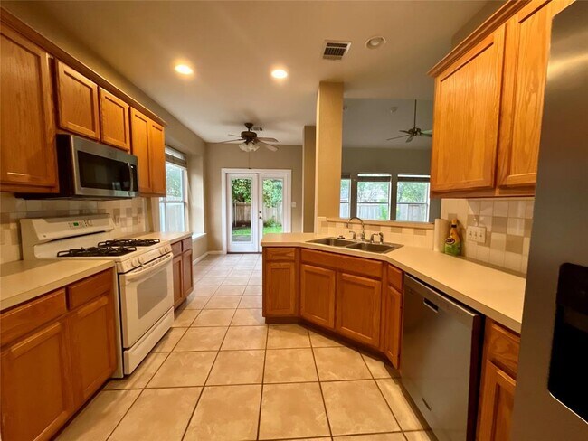 Building Photo - 2321 Clover Ridge Dr