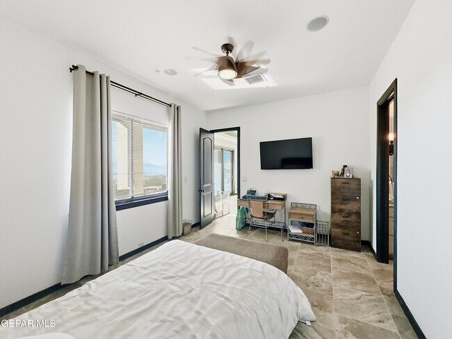 Building Photo - 444 San Clemente Dr