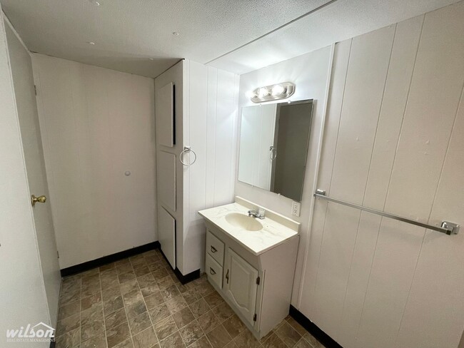 Building Photo - Spacious 4-Bedroom Home in Mabton, WA – Pet Friendly!