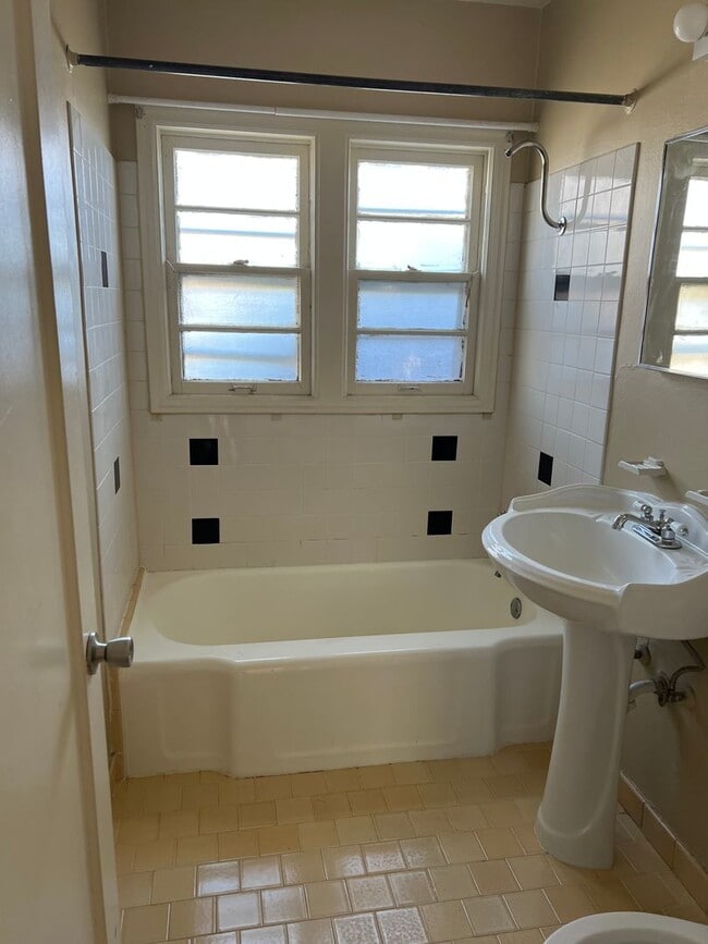 Building Photo - 1bedroom/1bath Garden Level Apartment in Overlook Near N Interstate Ave