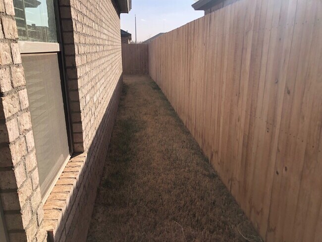 Building Photo - Beautiful well-maintained townhome