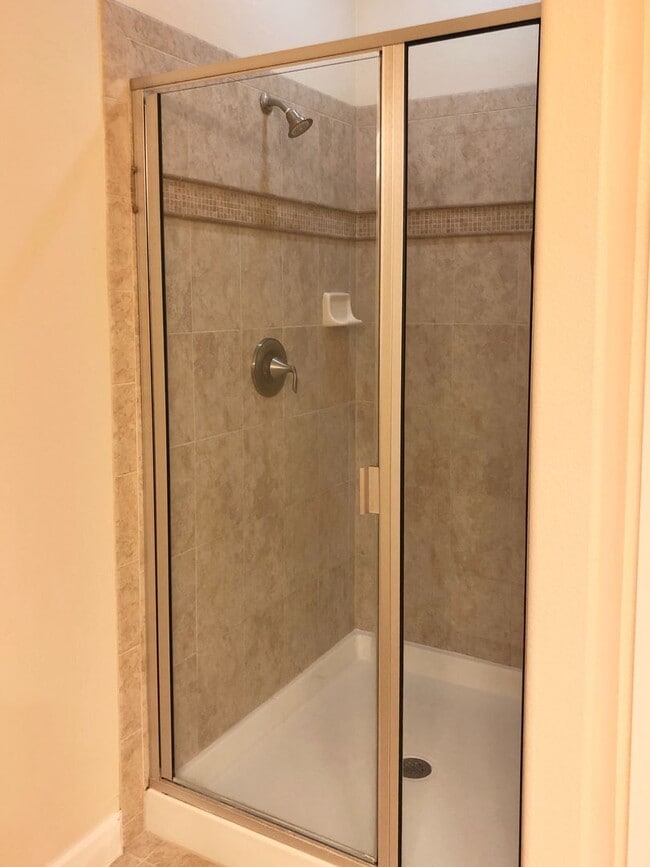 Building Photo - Beautiful 3/2 Spacious Home with a Covered...