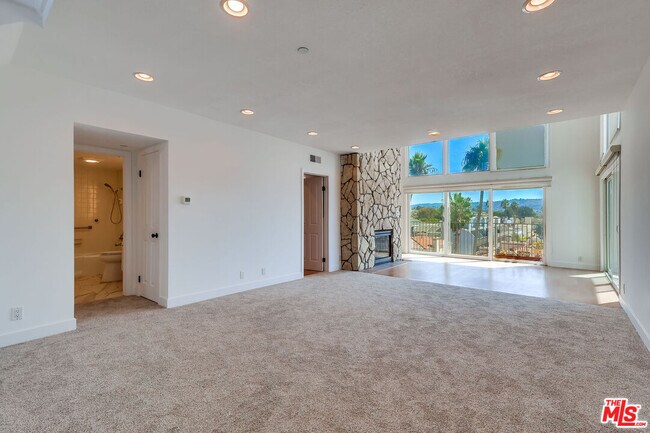 Building Photo - 230 S Catalina Ave