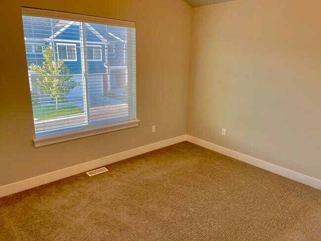 Building Photo - 794 E Newfield Dr