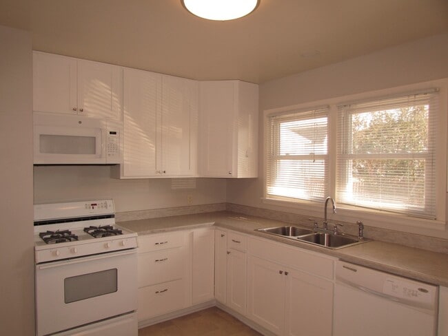 Building Photo - 3 BEDROOM | 1 BATH | SOUTH | DETACHED GARAGE