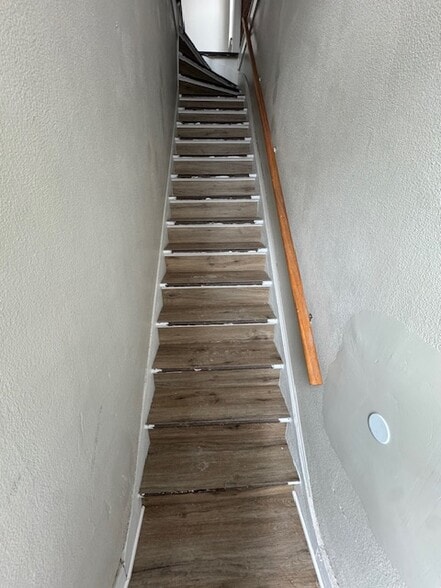 Building Photo - 487 South Ave