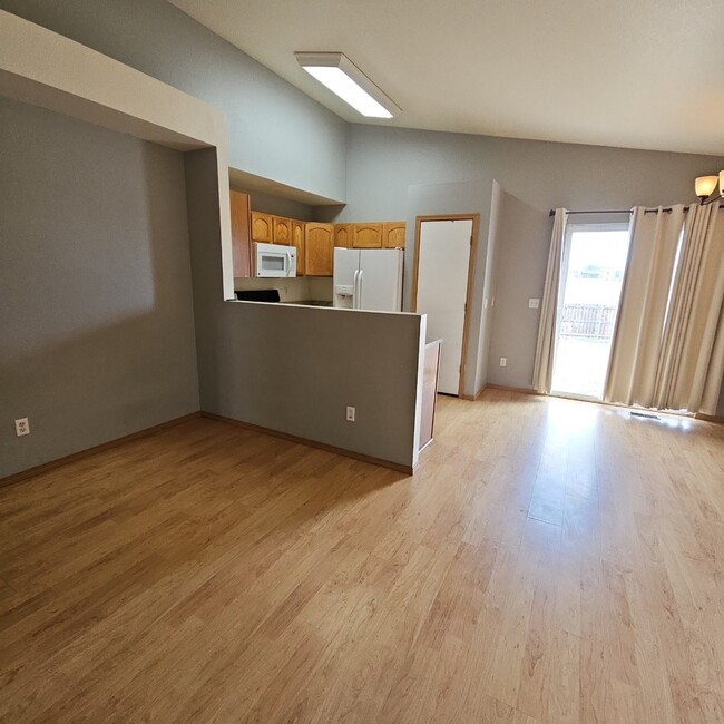 Building Photo - 3 bedroom 2 car garage - Middle Bay Way