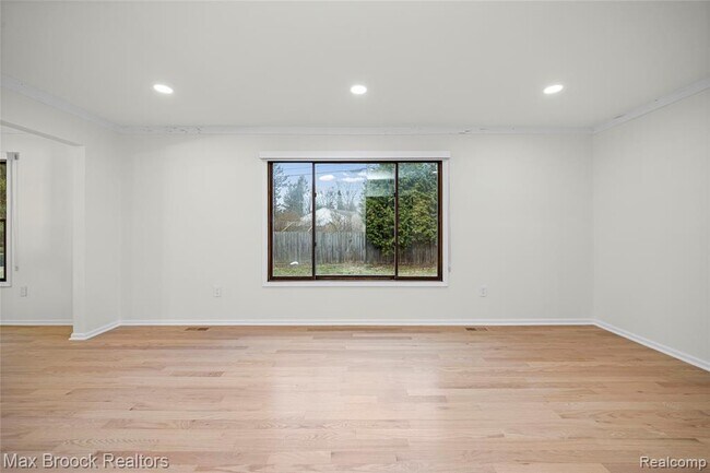 Building Photo - 28977 Lake Park Dr