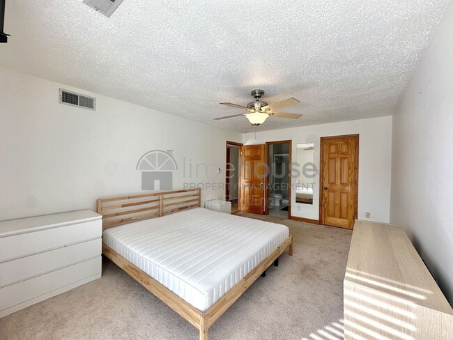 Building Photo - 3908 Whispering Oaks Pl