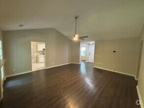 Building Photo - Don’t Miss Out on This Charming 3 Bed, 2 B...