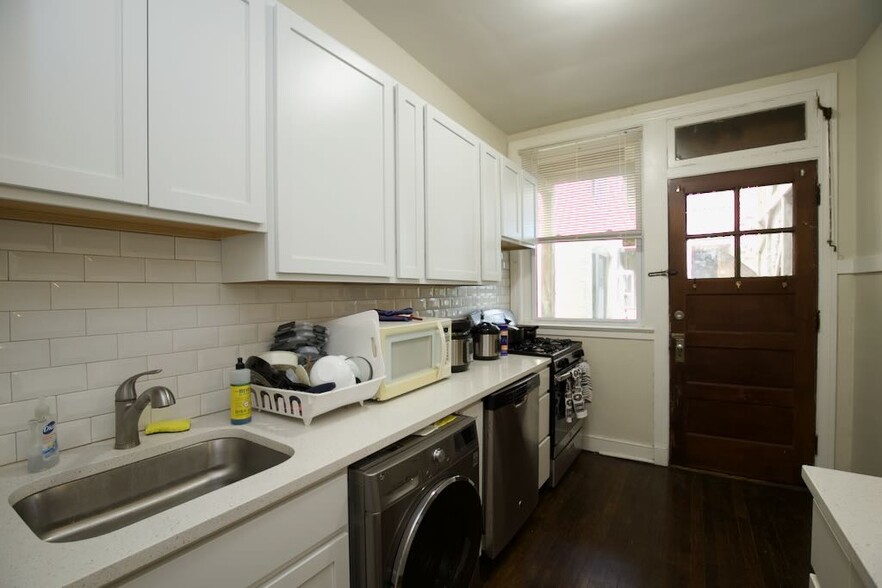 Building Photo - 945 Judson Ave