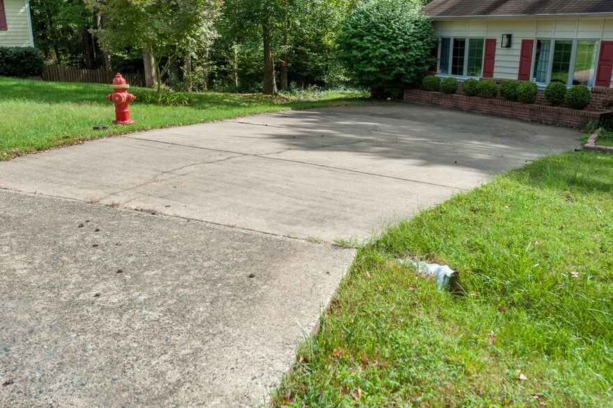 Private parking - 202 Chinaberry Dr