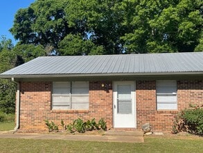 Building Photo - 1 Bedroom, 1 Bath Duplex Apartment on the Eastside