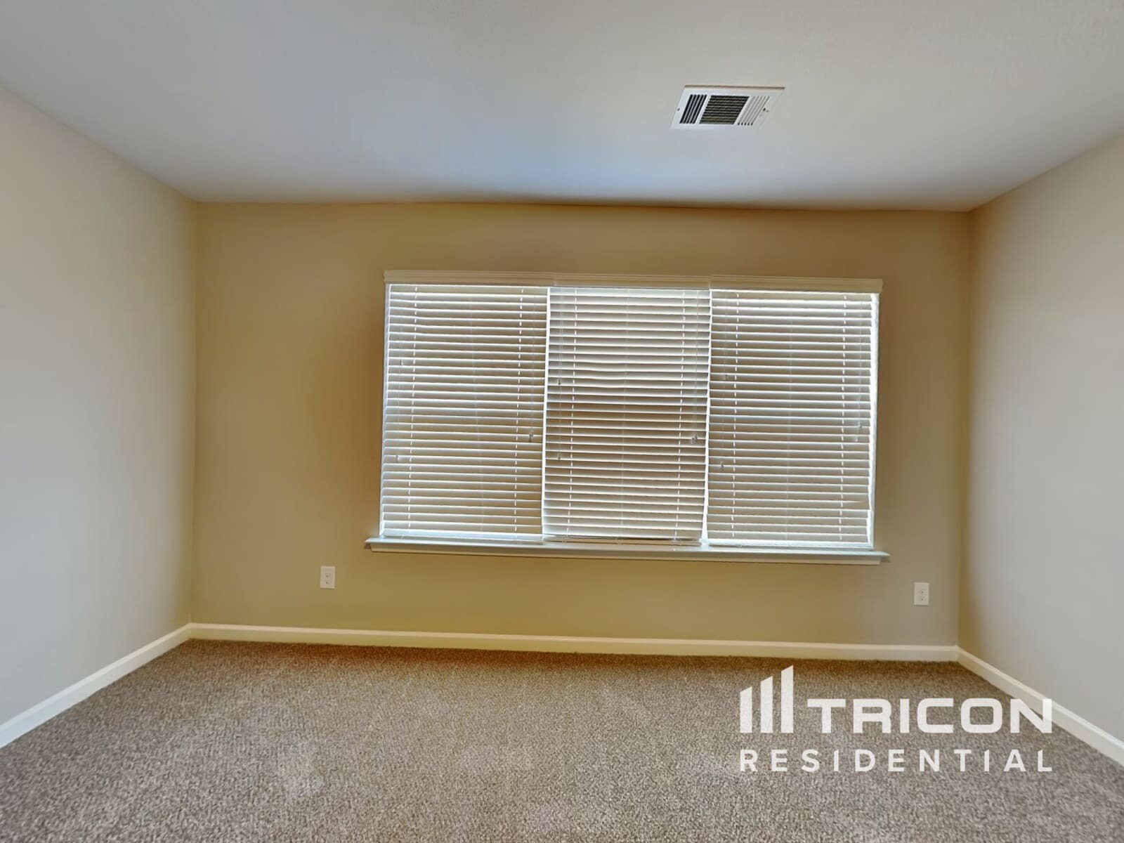 Building Photo - 2831 Village Center Dr