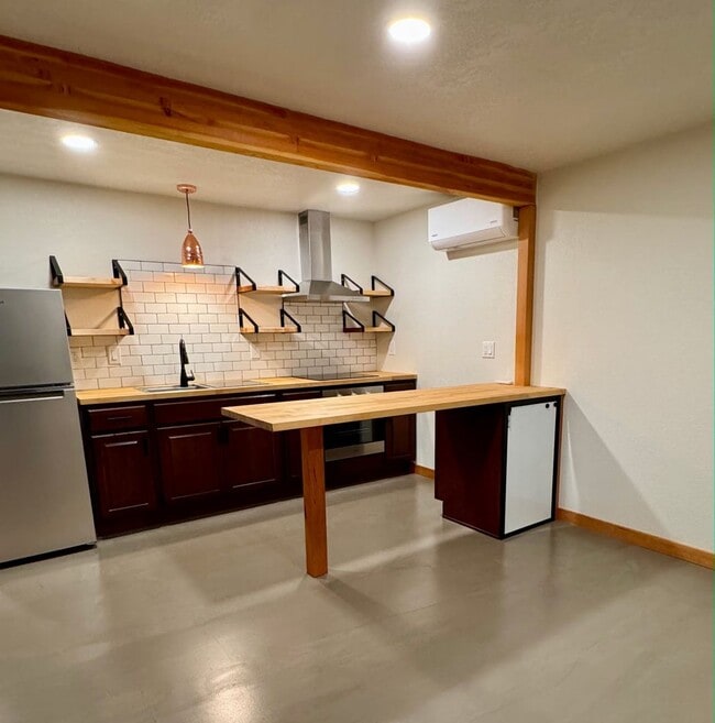 Building Photo - RENT SPECIAL - 1/2 Off First Month's rent! Charming 1BR in Convenient Eugene Location!