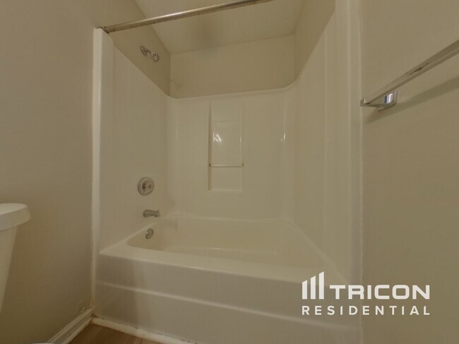 Building Photo - 4650 Camelot Dr