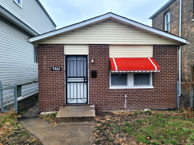 Primary Photo - 1332 E 73rd St