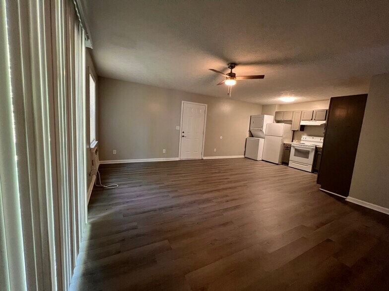 Building Photo - Poplar Point Apartments!
