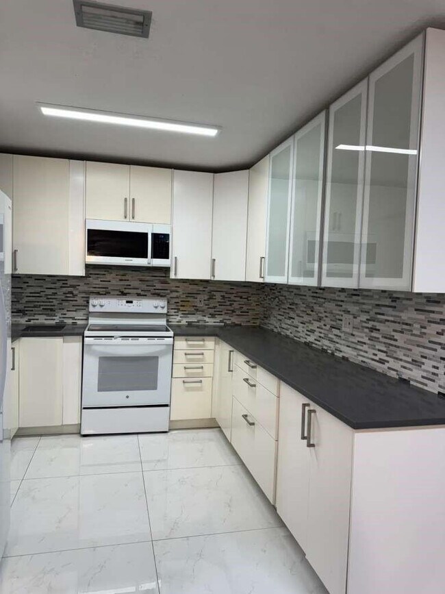 Building Photo - 3167 Cocoplum Cir