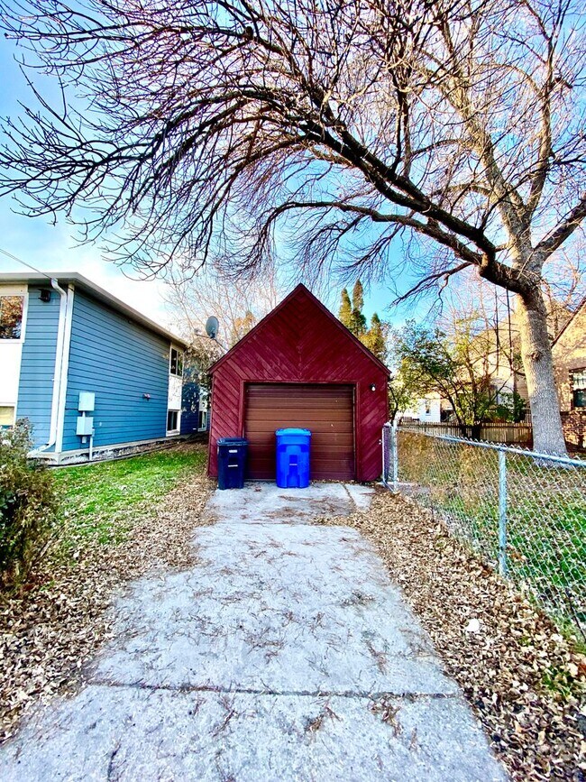 Building Photo - 104 6th Ave N