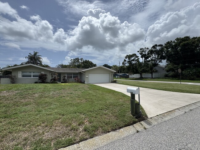 Building Photo - 1400 Viewtop Dr