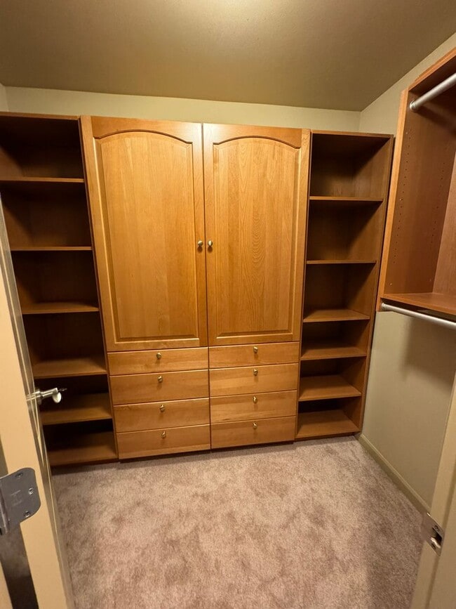 Building Photo - 4Bd/2.5Ba Bellevue Home