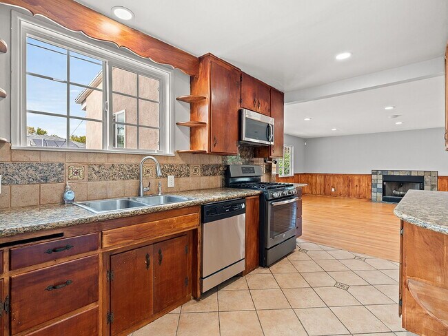 Building Photo - "Spacious 4-Bed, 3-Bath Oasis in Prime Los Angeles Location - 2080 Sq Ft of Comfort!"