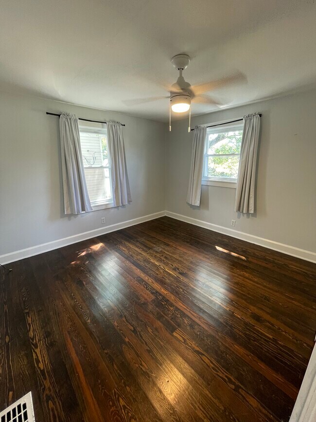 Building Photo - 2524 Oakwood Ave