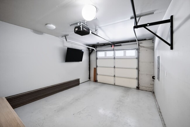 Building Photo - 4305 SW Willow St