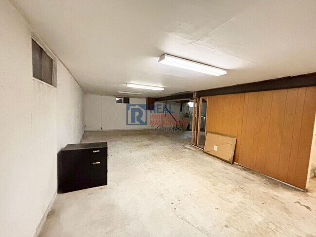 Building Photo - 3320 S Locust St
