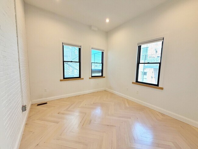 Building Photo - 182 Webster St