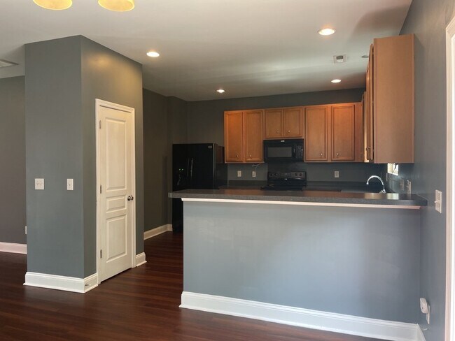 Building Photo - 8806 Shadowglen Dr