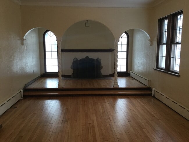 Building Photo - Comfortable 4 Bedroom Single Family Home