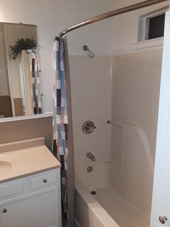 Bed #2 bath - 608 Elefa St