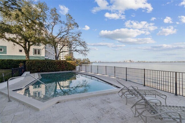 Building Photo - 5010 Bayshore Blvd