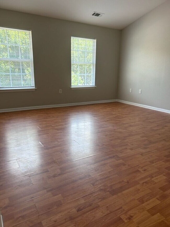Building Photo - Stunning 4 Bedroom Home in Coulwood East Community