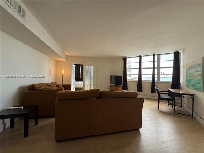 Building Photo - 999 Brickell Bay Dr