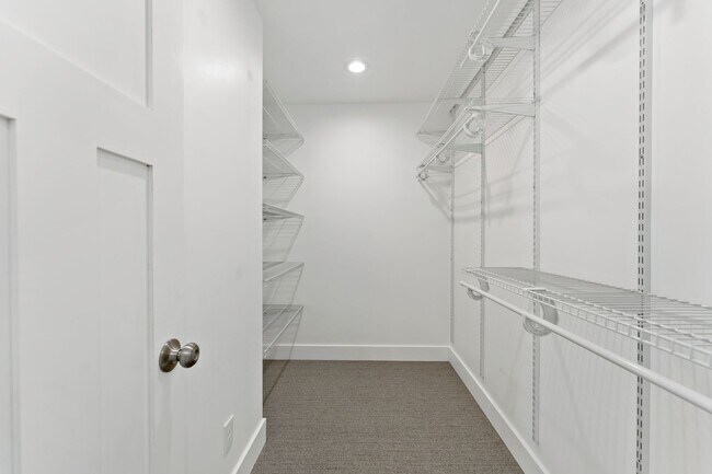 Building Photo - $1,000 MOVE-IN CREDIT!