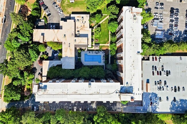 Building Photo - 300 Johnson Ferry Rd