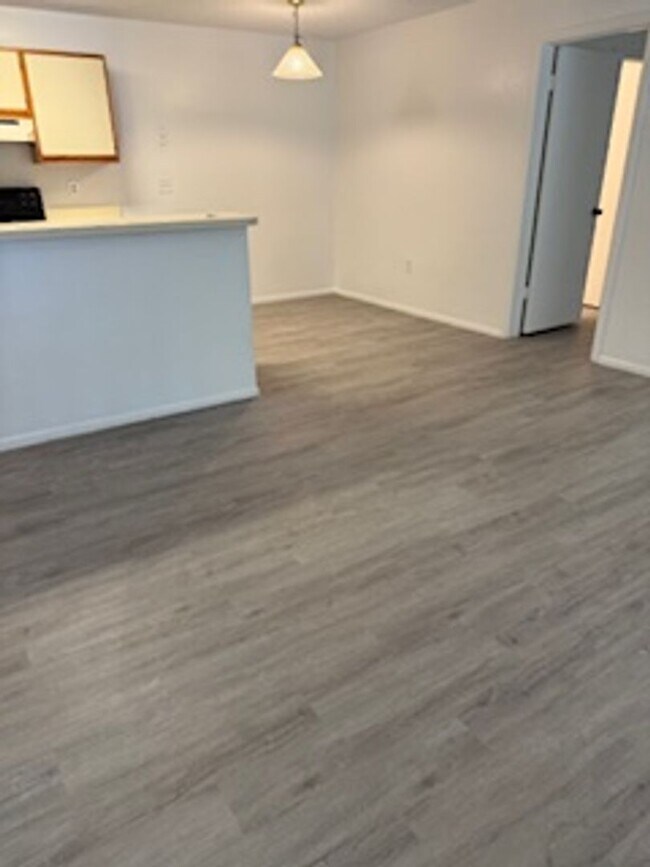 Building Photo - Landing - 974-303