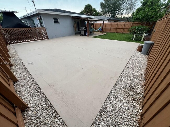 Building Photo - 2317 NW 6th Ct