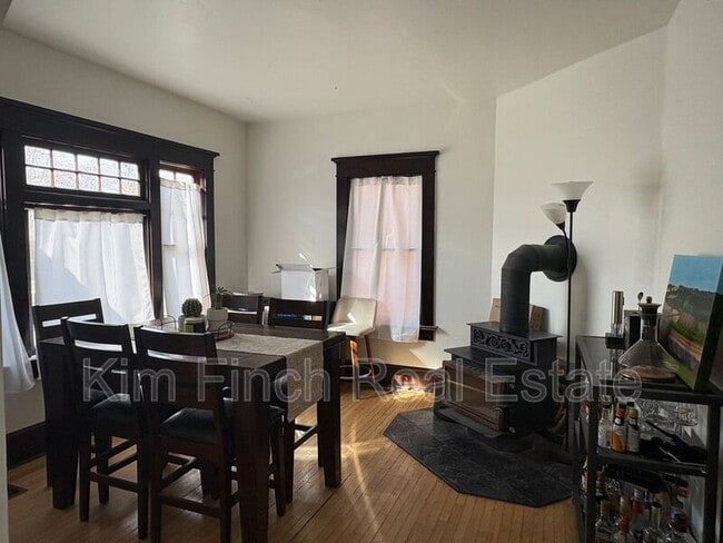 Building Photo - 1149 S Lk St