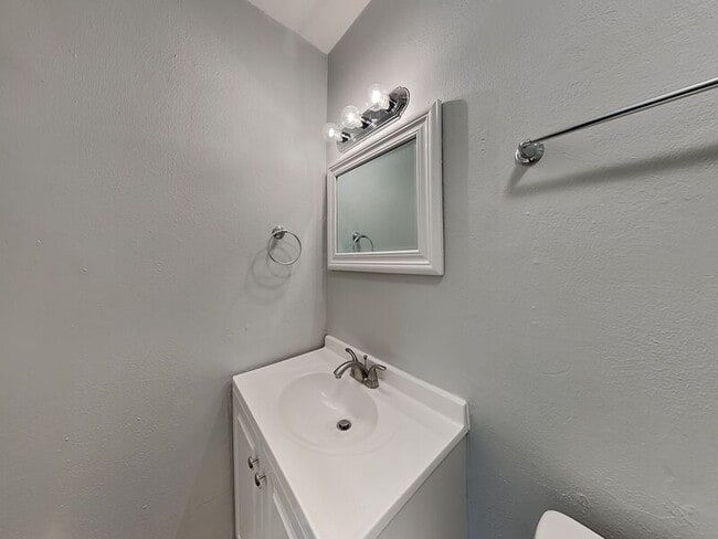 Building Photo - 833 Stanford Dr