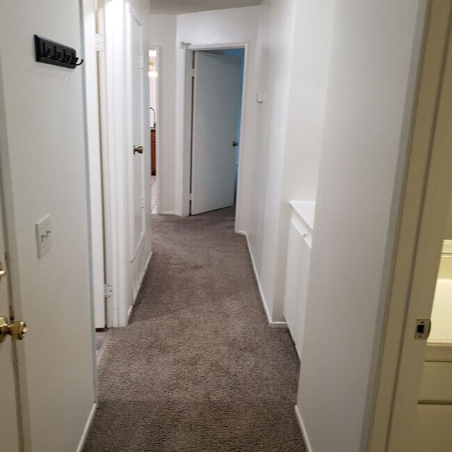 Building Photo - (((AVAILABLE))) REDLANDS 3bed 2 bath Must See!