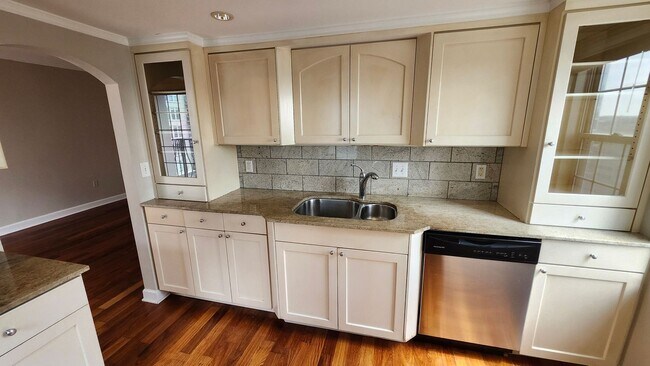 Building Photo - Spacious Midtown Condo with 2 Bedrooms, 2 Balconies & Internet Included!