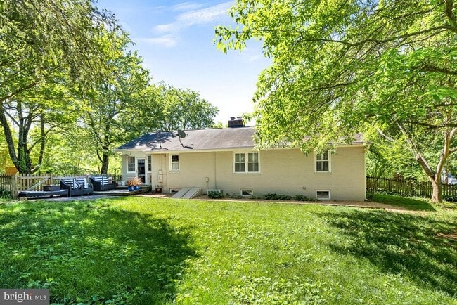 Building Photo - 521 S. Nursery Ave.