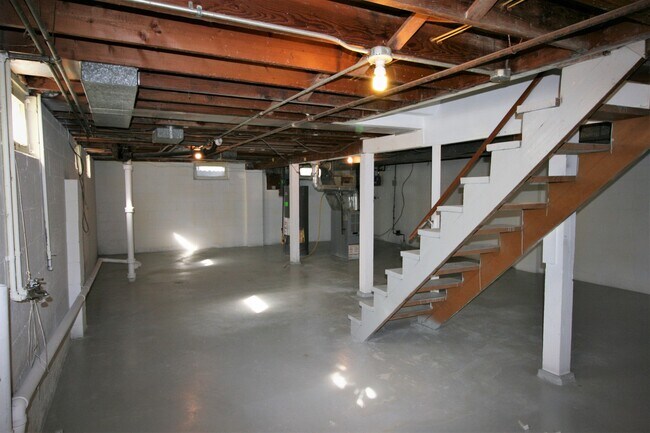 Building Photo - Cozy 3 bedroom home in Bettendorf-6 month lease option