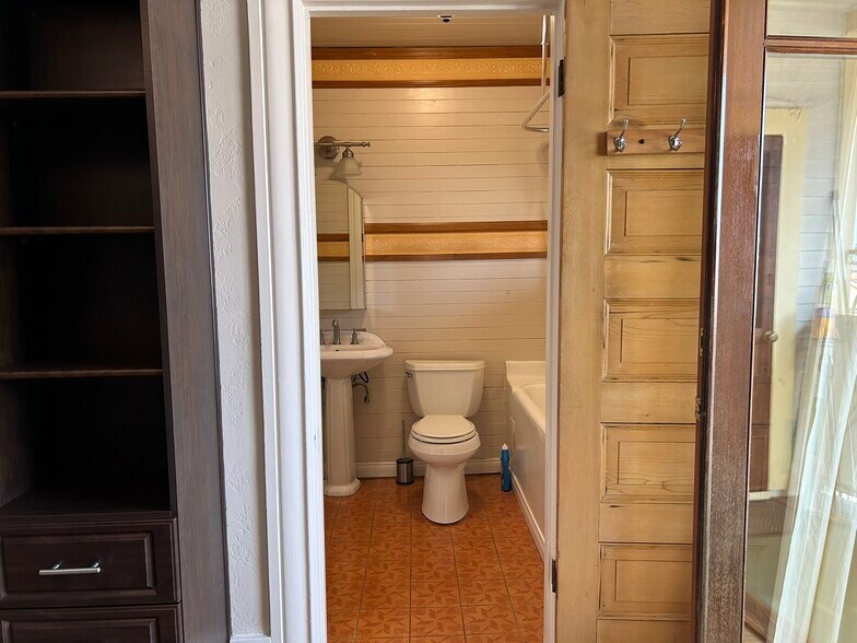 Building Photo - 2329 Curlew St